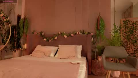 Snapshot of smiley_mia_ chatting on 10/16/25, 05:19 Mia online show from 10/16/25, 05:19