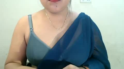 Snapshot of smiley_queen99 chatting on 06/13/26, 01:53 smiley online show from 06/13/26, 01:53