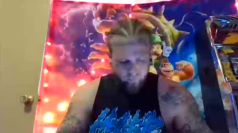 Snapshot of smokebluntafterblunt chatting on 10/14/25, 01:17 smoke online show from 10/14/25, 01:17