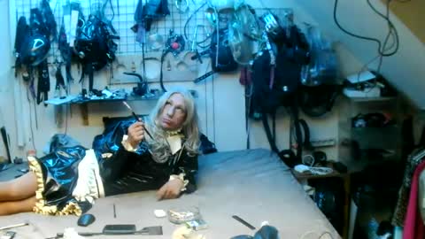 Snapshot of smokeslut365 chatting on 07/18/26, 03:00 smokeslut365 online show from 07/18/26, 03:00