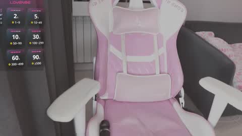 Snapshot of smokykira chatting on 12/21/25, 11:34 Kira online show from 12/21/25, 11:34