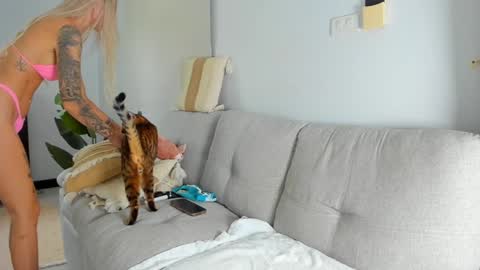 Snapshot of smurf19 chatting on 12/13/24, 01:37 Mary online show from 12/13/24, 01:37