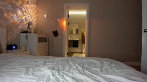 Snapshot of smurf19 chatting on 12/01/25, 04:28 Mary online show from 12/01/25, 04:28