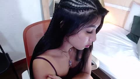 Snapshot of sneakyy_fantasy chatting on 01/03/25, 04:00 Hellen  online show from 01/03/25, 04:00