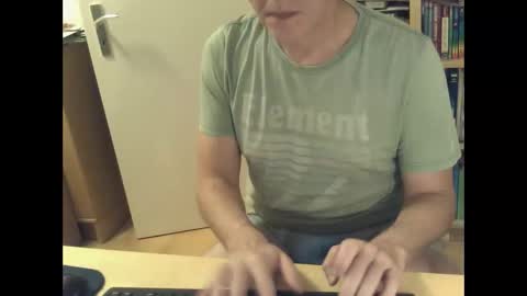 Snapshot of sneaxfreund chatting on 01/18/26, 12:03 sneaxfreund online show from 01/18/26, 12:03