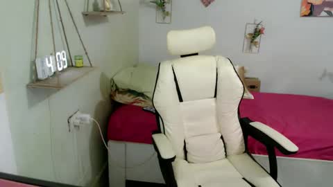 Snapshot of snow_2000 chatting on 01/08/26, 12:07 snow_2000 online show from 01/08/26, 12:07