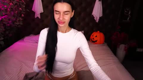 snow_whiteeex online show from 10/31/25, 06:47