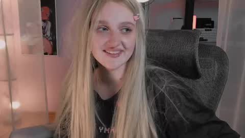 Snapshot of snowflakeskitty chatting on 05/24/26, 05:34 Ellie online show from 05/24/26, 05:34