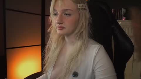 Snapshot of snowflakeskitty chatting on 06/19/26, 05:45 Ellie online show from 06/19/26, 05:45