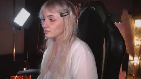 Snapshot of snowflakeskitty chatting on 06/24/26, 05:17 Ellie online show from 06/24/26, 05:17