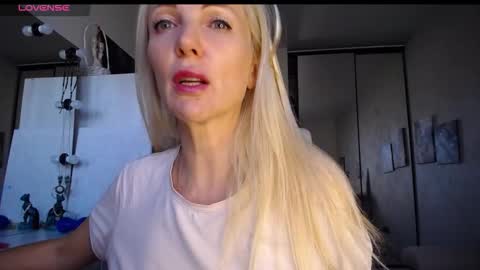Snapshot of so_sexy_monna chatting on 10/04/25, 11:08 Monna online show from 10/04/25, 11:08