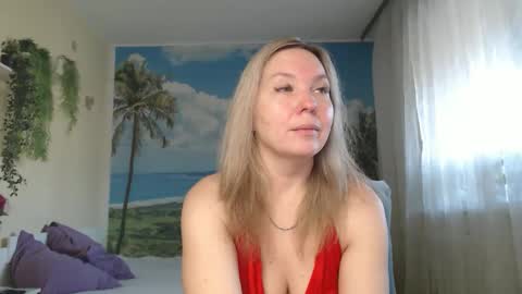 Snapshot of soaring_love chatting on 10/20/25, 04:57 Masha online show from 10/20/25, 04:57