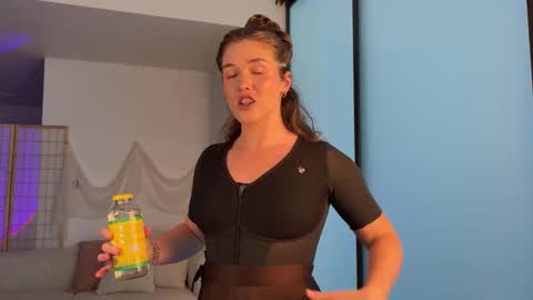 Snapshot of sofftrose chatting on 10/27/25, 07:40 Julia online show from 10/27/25, 07:40