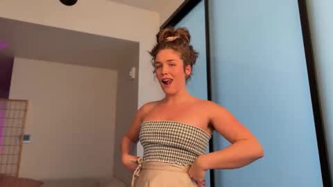 Snapshot of sofftrose chatting on 11/11/25, 09:48 Julia online show from 11/11/25, 09:48