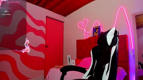 Snapshot of sofi_sweetcam21 chatting on 02/10/25, 10:42 LAURA SOFIA online show from 02/10/25, 10:42