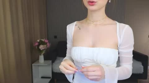 Snapshot of sofia__home chatting on 10/29/25, 04:09 Sofia online show from 10/29/25, 04:09