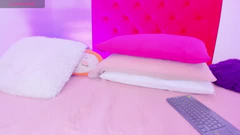 Snapshot of sofia_girl_ chatting on 12/06/24, 07:32 SOFIA online show from 12/06/24, 07:32