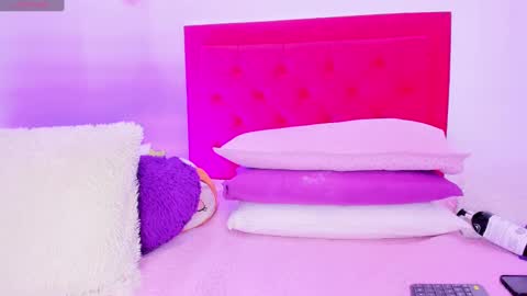 Snapshot of sofia_girl_ chatting on 01/13/25, 07:32 SOFIA online show from 01/13/25, 07:32