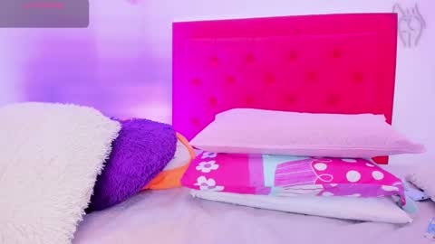 Snapshot of sofia_girl_ chatting on 02/16/25, 07:04 SOFIA online show from 02/16/25, 07:04