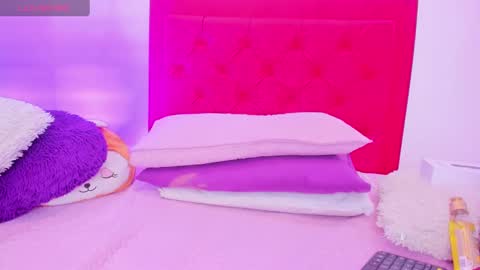 Snapshot of sofia_girl_ chatting on 02/27/25, 07:23 SOFIA online show from 02/27/25, 07:23