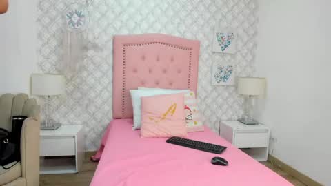 sofia_martinez9 online show from 05/15/26, 07:21