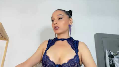Snapshot of sofia_swett_03 chatting on 06/08/26, 03:07 laura online show from 06/08/26, 03:07
