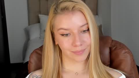Snapshot of sofia_woodss chatting on 12/09/24, 06:25 Sofia online show from 12/09/24, 06:25