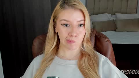 Snapshot of sofia_woodss chatting on 12/20/24, 03:21 Sofia online show from 12/20/24, 03:21