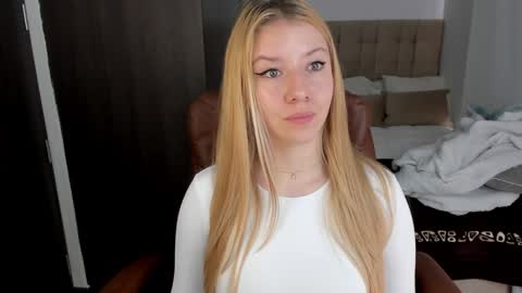 Snapshot of sofia_woodss chatting on 12/27/24, 03:48 Sofia online show from 12/27/24, 03:48