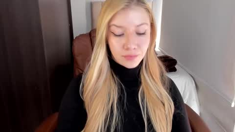 Snapshot of sofia_woodss chatting on 12/29/24, 06:49 Sofia online show from 12/29/24, 06:49
