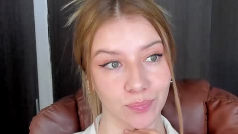 Snapshot of sofia_woodss chatting on 01/28/25, 03:04 Sofia online show from 01/28/25, 03:04