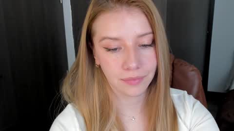 Snapshot of sofia_woodss chatting on 01/28/25, 06:07 Sofia online show from 01/28/25, 06:07