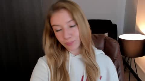 Snapshot of sofia_woodss chatting on 03/06/25, 04:38 Sofia online show from 03/06/25, 04:38