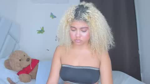 Snapshot of sofiacastillo01 chatting on 02/24/26, 01:03 sofiacastillo01 online show from 02/24/26, 01:03