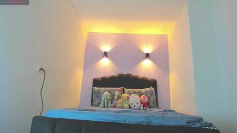 Snapshot of sofiaclaus_19 chatting on 10/17/25, 08:28 Sofia online show from 10/17/25, 08:28