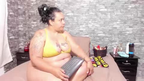 Snapshot of sofie_storm chatting on 12/23/24, 10:42 Vicky online show from 12/23/24, 10:42