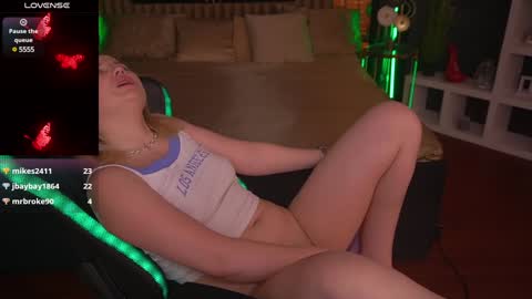 Snapshot of sofiebloom chatting on 02/05/25, 04:16 Sofie online show from 02/05/25, 04:16