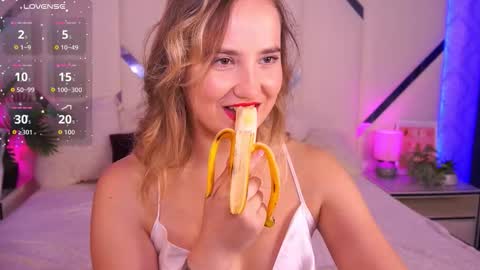 Snapshot of sofiebloom chatting on 10/09/25, 07:45 Sofie online show from 10/09/25, 07:45