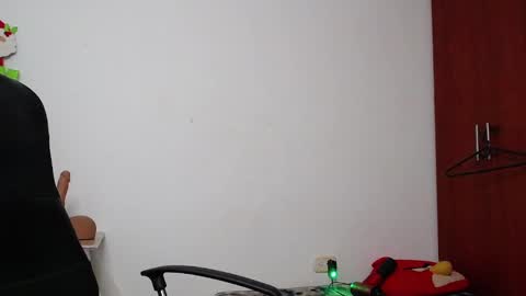 Snapshot of soft_fetish chatting on 12/22/24, 04:59 Camila M online show from 12/22/24, 04:59