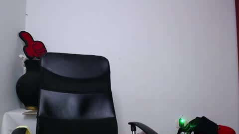 Snapshot of soft_fetish chatting on 01/29/25, 01:07 Camila M online show from 01/29/25, 01:07