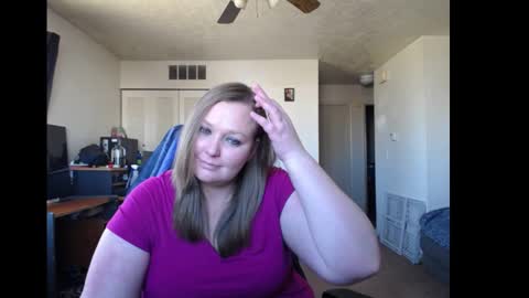 Snapshot of softerpeaches chatting on 02/12/25, 08:18 Rose online show from 02/12/25, 08:18