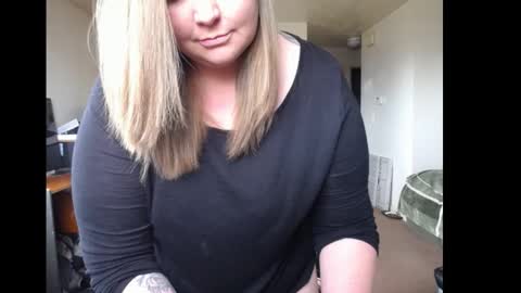 Snapshot of softerpeaches chatting on 03/07/25, 07:38 Rose online show from 03/07/25, 07:38