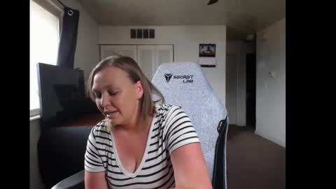 Snapshot of softerpeaches chatting on 09/09/25, 07:46 Rose online show from 09/09/25, 07:46