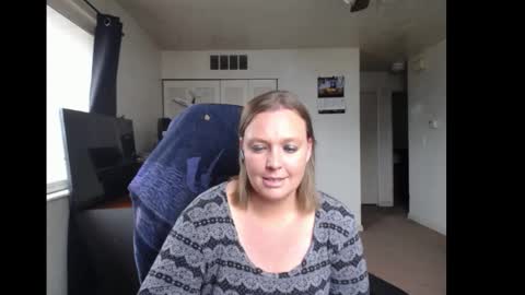 Snapshot of softerpeaches chatting on 09/30/25, 07:30 Rose online show from 09/30/25, 07:30