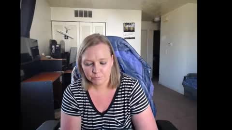 Snapshot of softerpeaches chatting on 10/06/25, 07:00 Rose online show from 10/06/25, 07:00