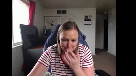 Snapshot of softerpeaches chatting on 11/18/25, 08:24 Rose online show from 11/18/25, 08:24