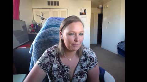 Snapshot of softerpeaches chatting on 12/15/25, 08:24 Rose online show from 12/15/25, 08:24