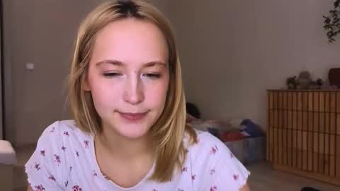 Snapshot of sola_bloom chatting on 11/18/25, 07:51 sola_bloom online show from 11/18/25, 07:51