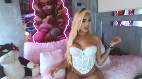 instagram    evalunavelez1. online show from 01/15/25, 07:55