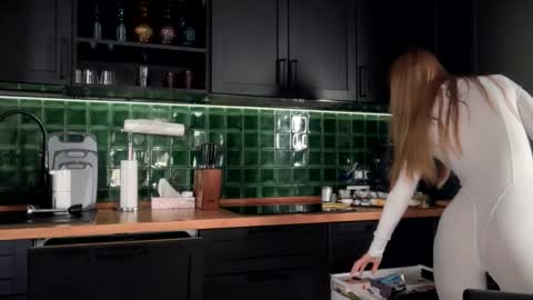 Bella online show from 02/13/26, 04:30